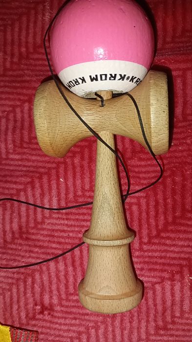 Kendama. semnată de Liviutz Și Darius Drăghiciu
