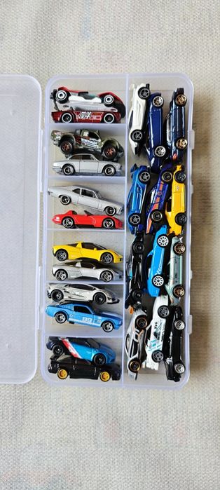 Продавам коли Hot Wheels