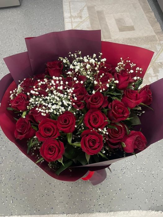 Букет из красных роз с гипсофилой
