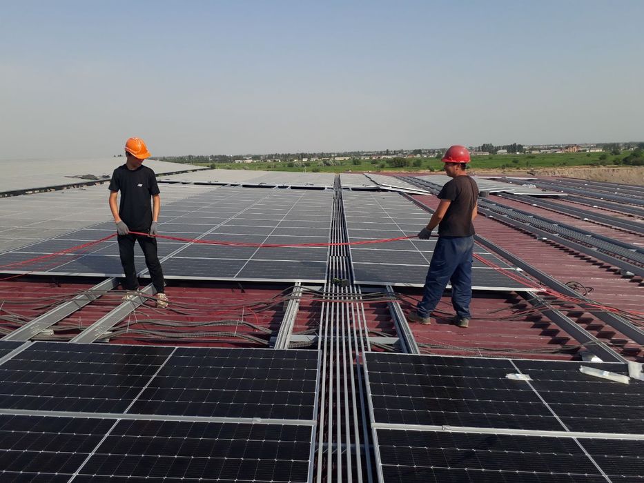 Quyosh panellari o‘rnatish (Установка солнечный панель]