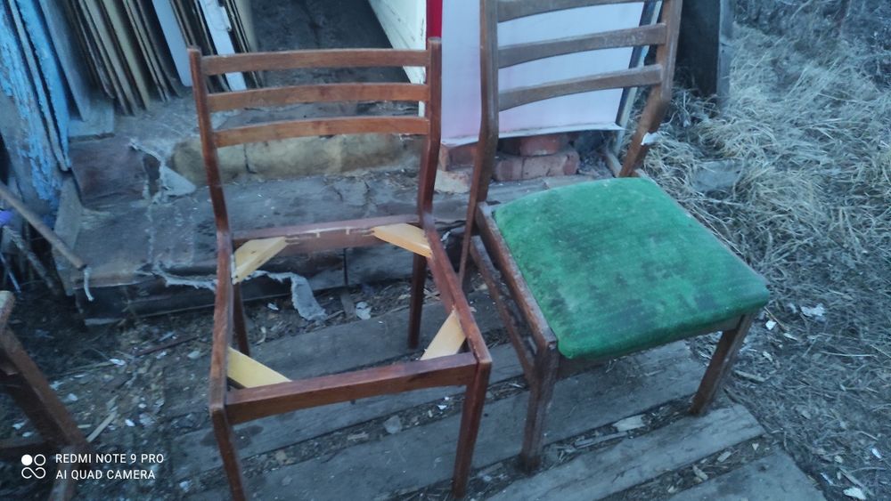 Стулья  и три кресла старые...