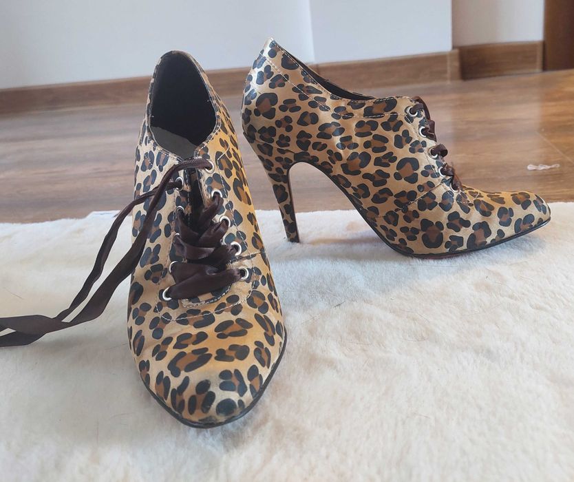 Botine animal print cu toc si siret