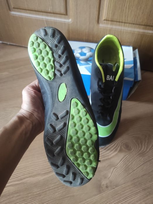 Футболни обувки, размер 41, цена 25 лв