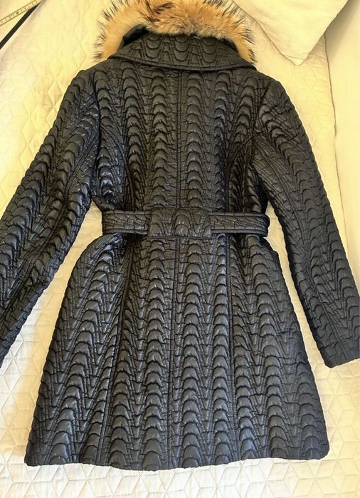 Страхотно дамско палто с подвижна яка от естествен косъм