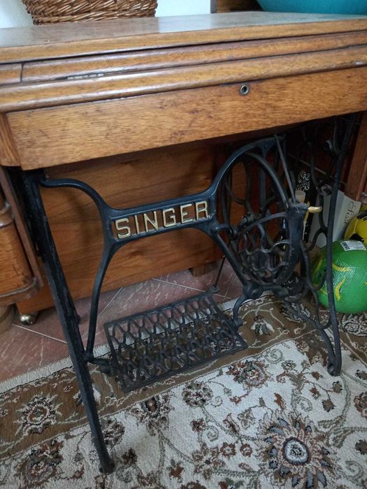 Masina de Cusut SINGER vintage functionala.  Model foarte rar , masina se retracteza și se poate folosi ca masa