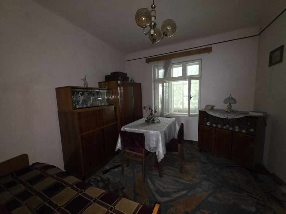 Casă în oraș, cu teren, de vânzare