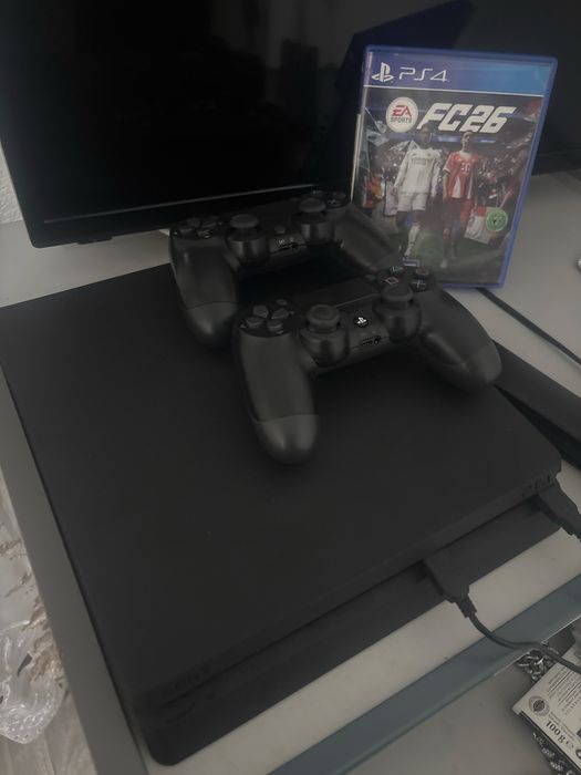 playstation 4 cu 2 jocuri si 2 manete
