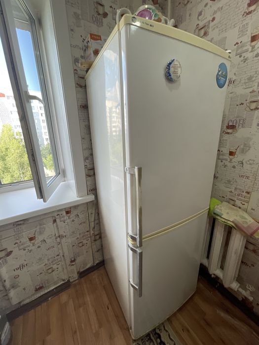 Продам холодильник 2 года 50 тыс торг