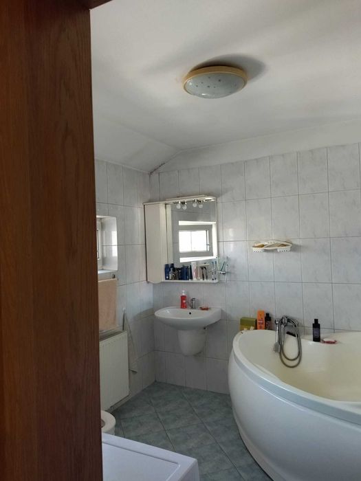 Inchiriez apartament cu 3 camere in vila sector 2