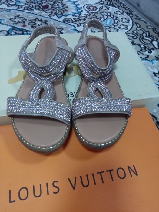 Женская обувь разная