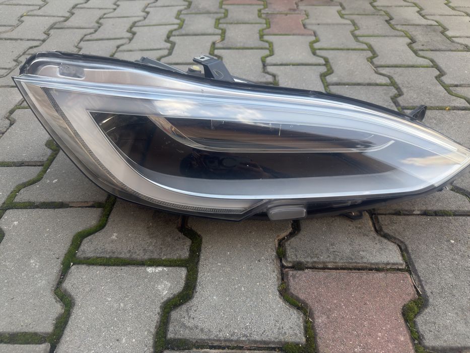 Far dreapta Tesla S Facelifit