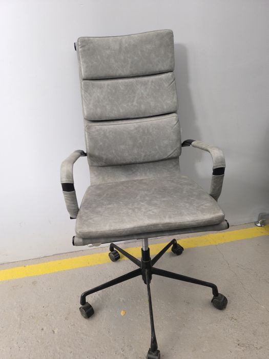 Срочно продаётся офисный мебель