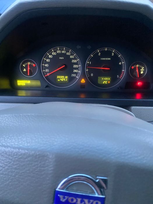 Vand Volvo xc90 2.4 D stage 1   Acte la zi . Masina nu este pentru pretentioși , circula zilnic dar ar mai fii ceva bani de investit