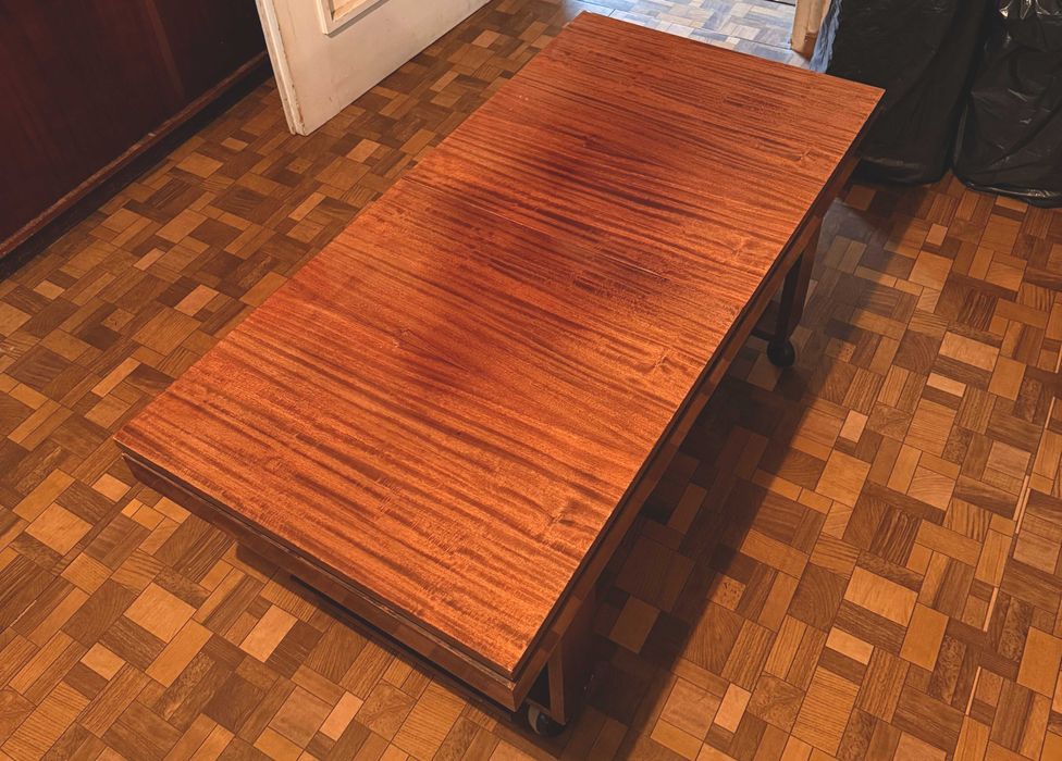 Маса от масивно дърво с две нива и лакиран горен плот