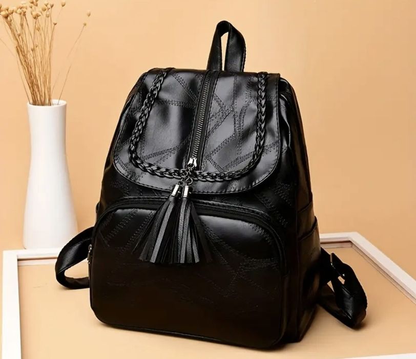 Елегантна дамска раница от еко кожа с модерен дизайн