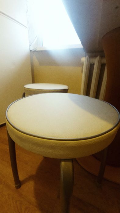 Стол, диван и стулья в кухню