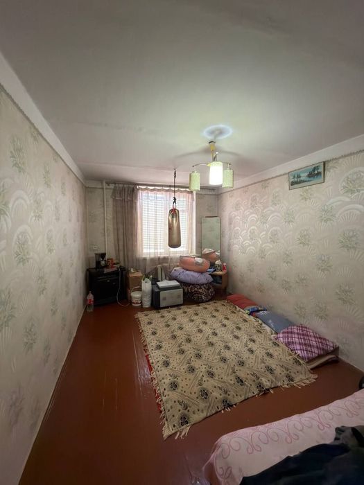 Продается 3 комнатная квартира не дорого. Этаж 4. Космос район.