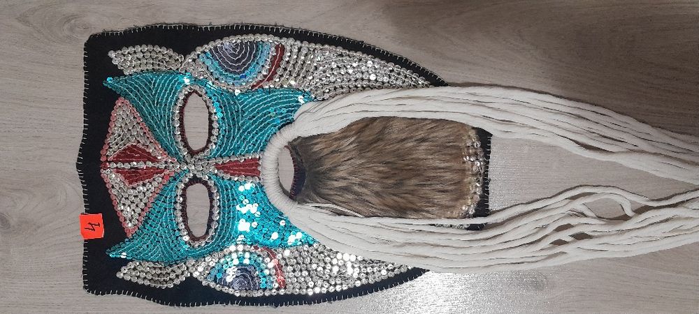 Кукерски маски с пайети