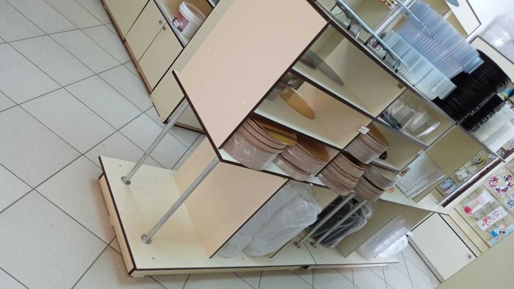 Торговый стеллаж с полками
