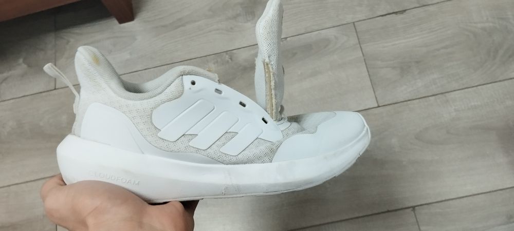 Кроссовка адидас