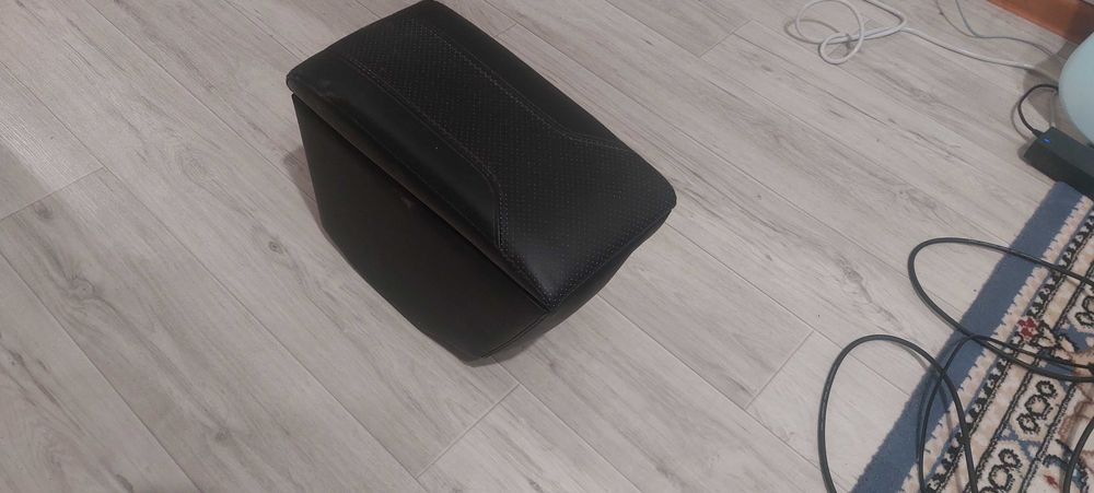 подлокотник в авто