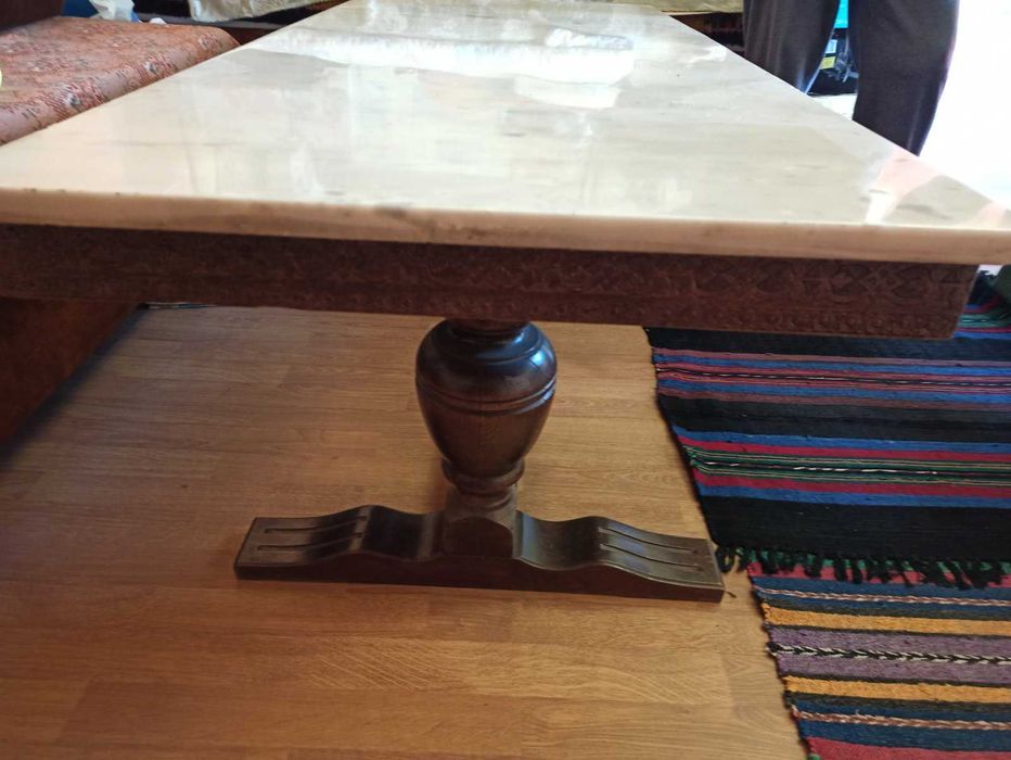 Маса с мраморен плот