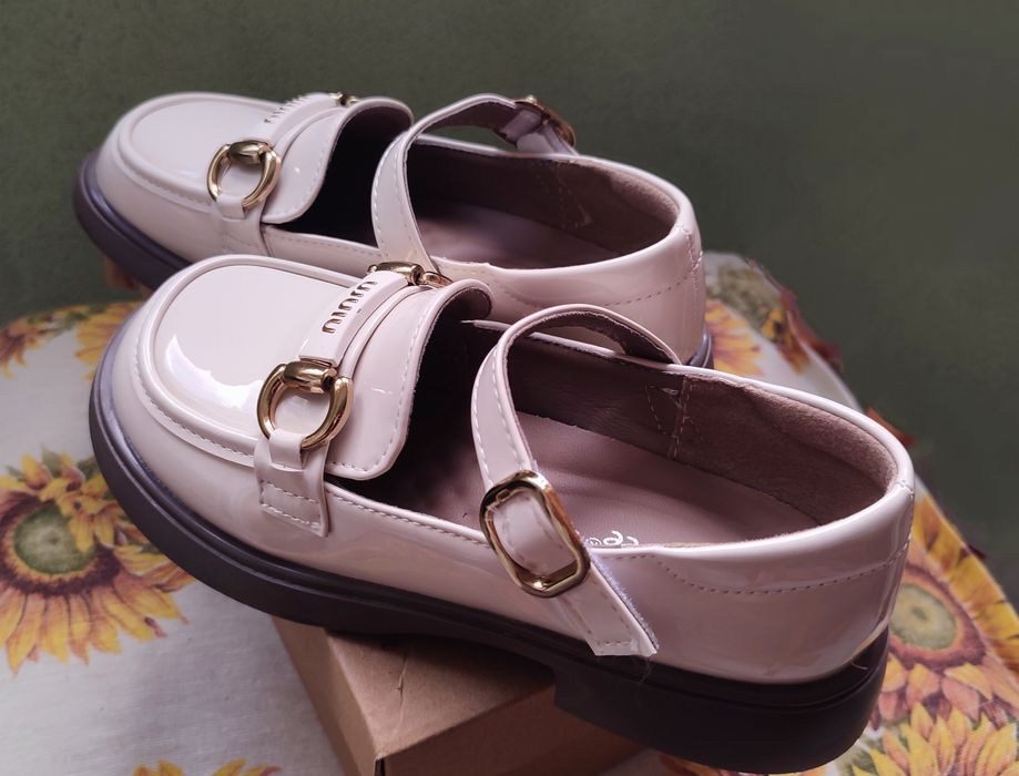 Продавам едвам носени детски обувки