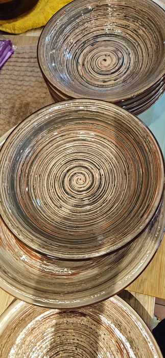 Сервиз от нови керамични чинии