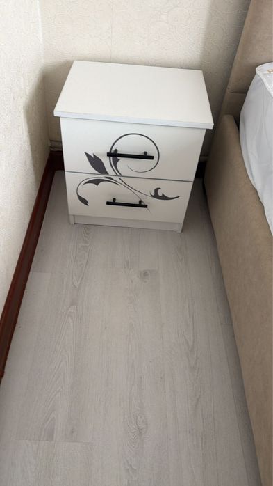 Шкаф в отличном состоянии с двумя тумбочками