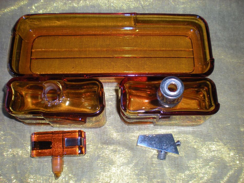 Set interbelic din sticlă de culoare cognac cu accente argintii