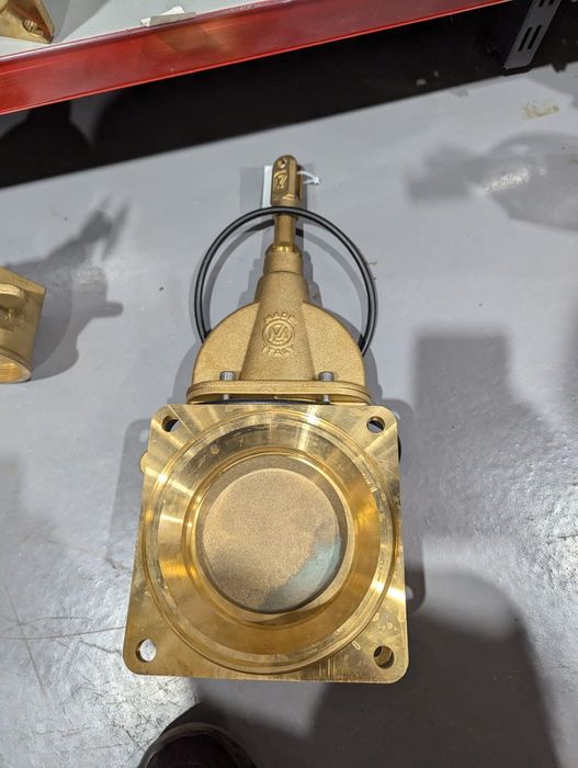 Robinet vidanja 5 toli flanșe ambele părți preț 1250 lei tva inclus se