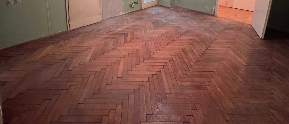 Масивен дървен паркет „рибена кост“ около 32 кв.м – София