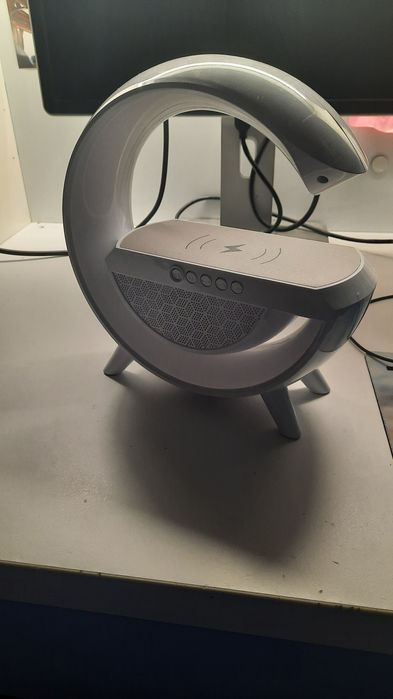 Lampa de birou cu boxa bluetooth și încărcător wireless