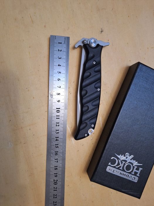 Briceag rusesc nou în cutie.