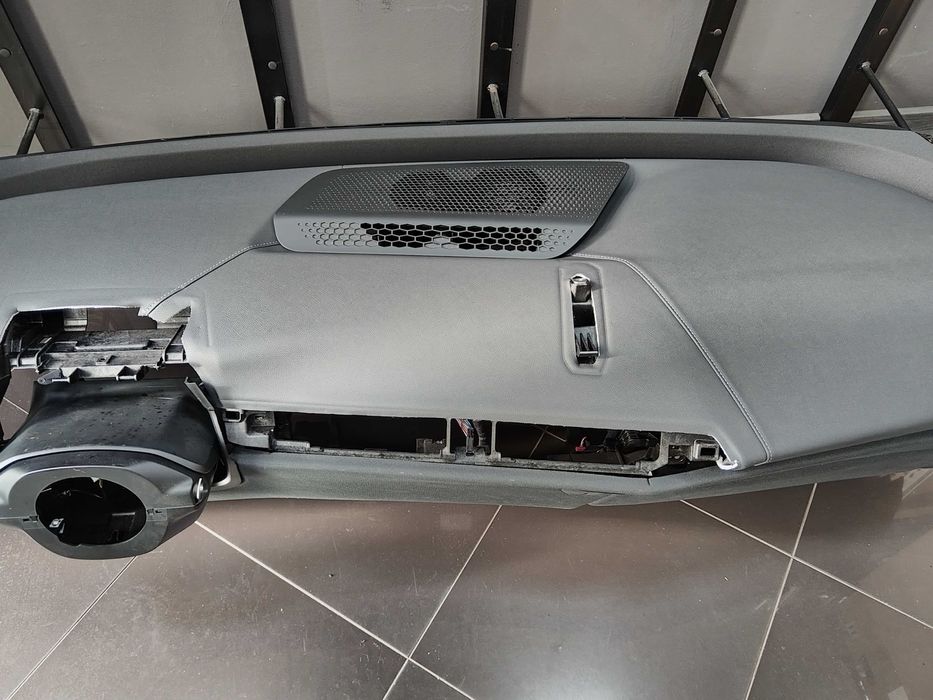 Черно Кожено Арматурно Табло BMW IX I20 Head Up