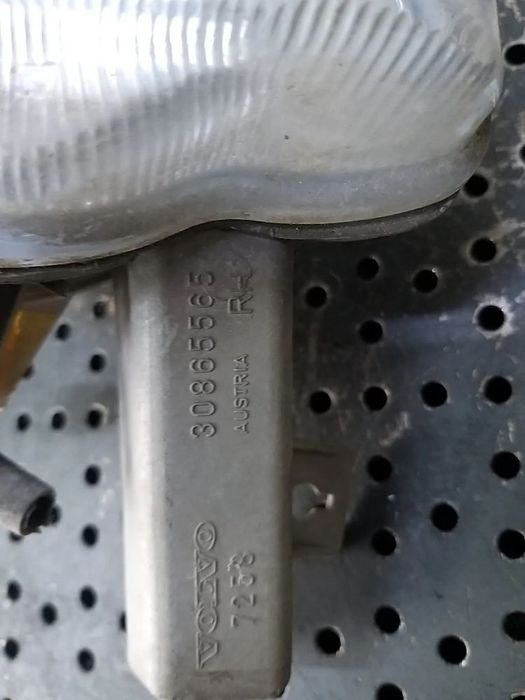 Proiector ceata dreapta volvo s40 v40 30865565