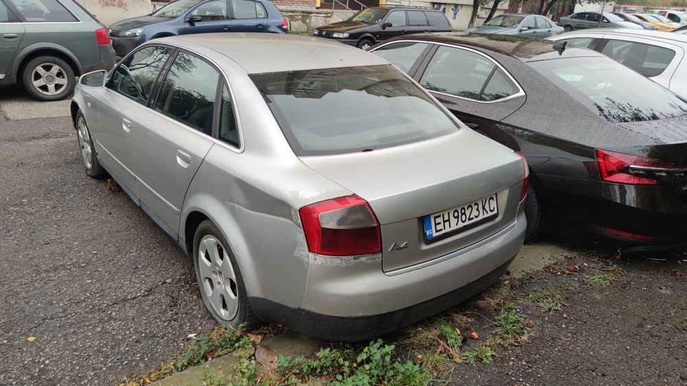 На части в движение е колата двигател и скорости добри ходова част