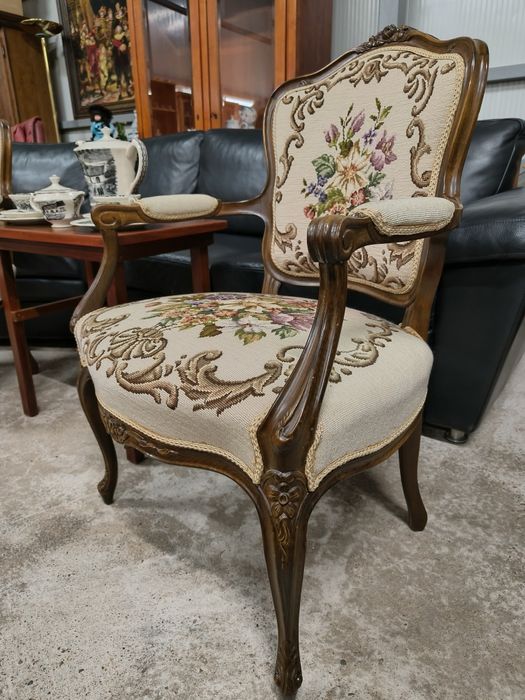 Комплект от две дъбови кресла с дърворезба и гобленова дамаска