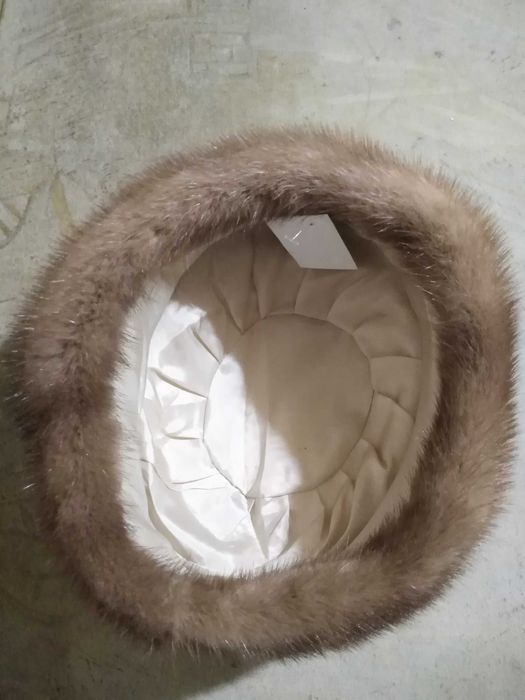 НОВА Дамска шапка от естествена кожа