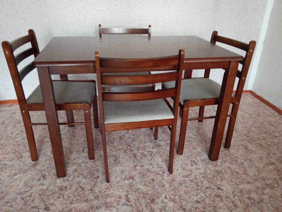 Стол со стульями кухонный