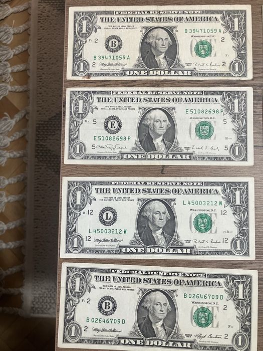 Доларови банкноти