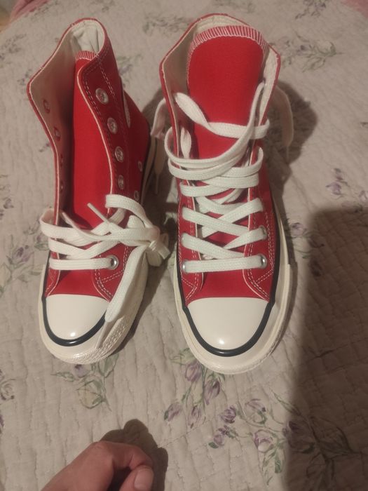 Продам конверсы новые