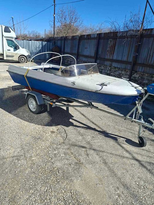 Лодка тримаран с колесар с регистрация