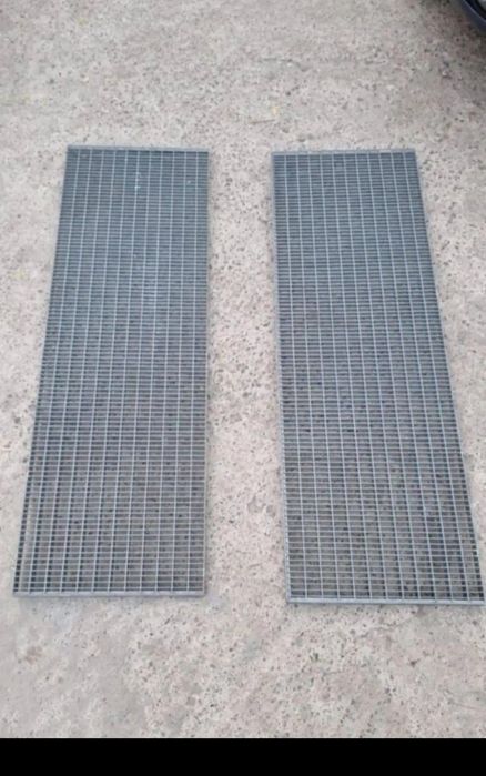 Trepte metalice zincate la diferite dimensiuni debitam la dimensiunea