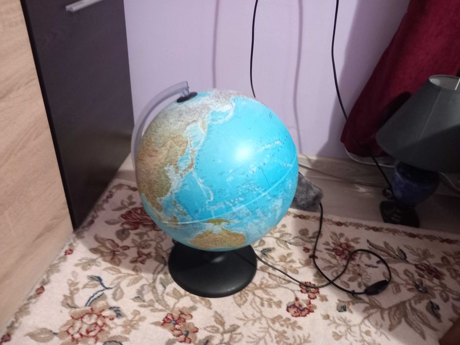 Светещ глобус с функция на нощна лампа