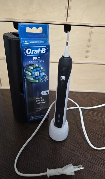 Periuță de dinți electrică Oral-B Clean & Protect + 4 capete rezerve +