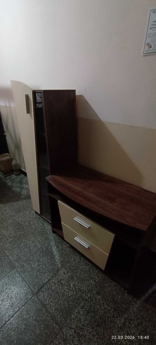 секция, съчетаваща място за телевизор, шкафове и етажерки.