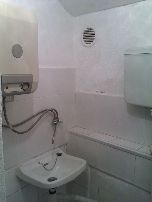 Дава се под наем Магазин в Шумен, Боян Българанов 2 - 52 кв.м за 255 € - Снимка #9