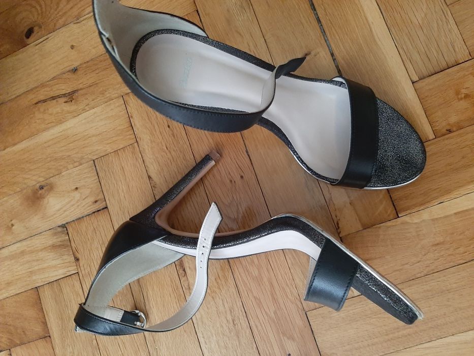 Черни сандали на ток