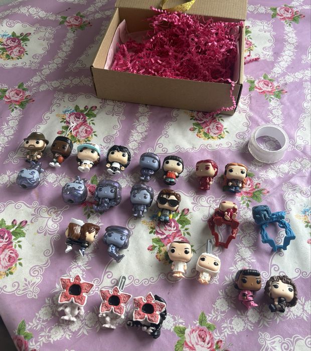 Цяла колекция киндер joy stranger things